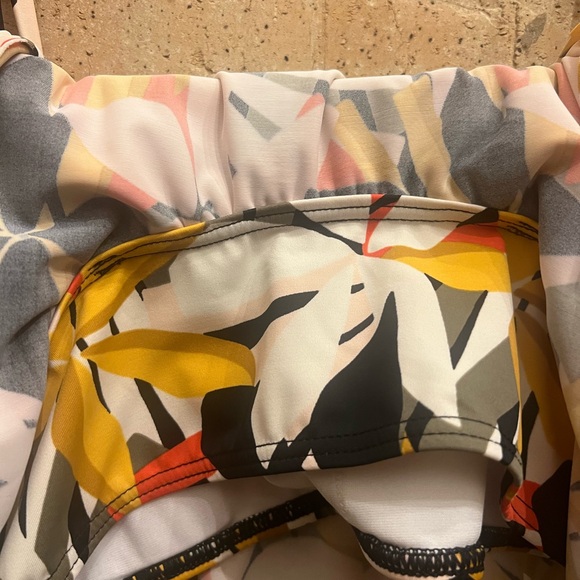 Billbong ruffle top bikini - Picture 4 of 7